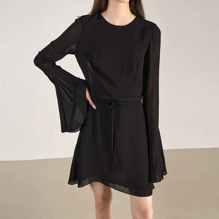 Rosemary | ES JURK MET OPEN RUG, HOGE TAILLE EN VETERDETAILS - MINI-JURK