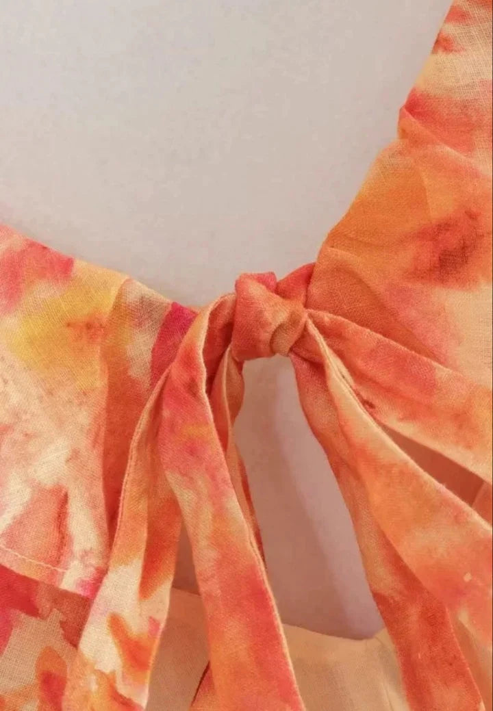 Lacey | DAMES JURK MET V-HALS, OPEN RUG EN VOLANTDETAILS