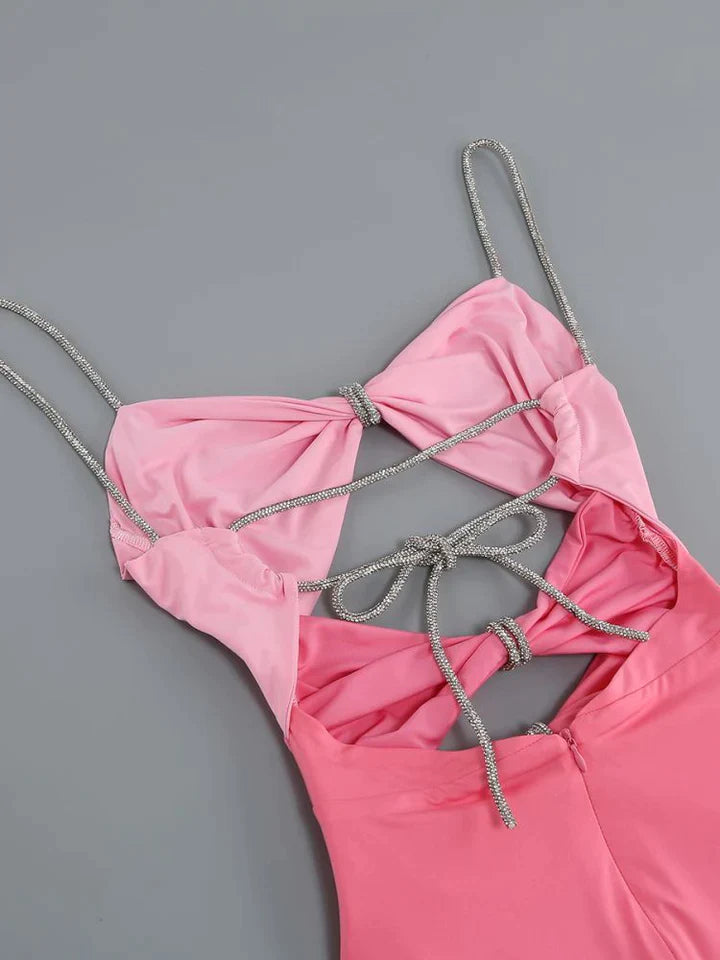 Valeria | DAMES MOUWLOZE JURK MET HOGE TAILLE EN UITGESNEDEN DETAILS