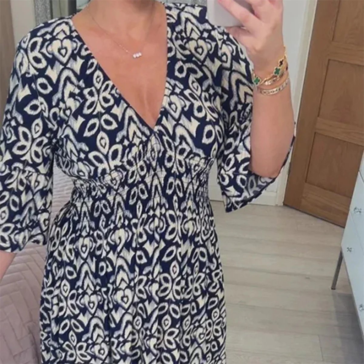 Robe fleurie à col en V