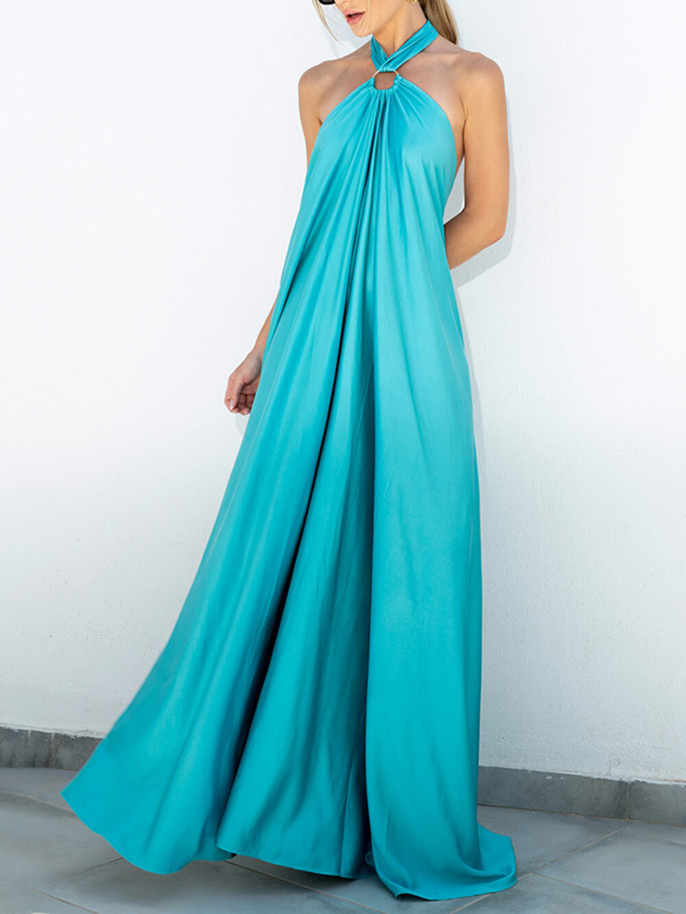 Robe d'été en satin à col halter et coupe évasée