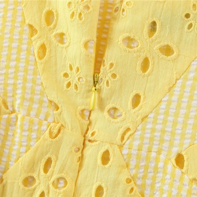 Robe jaune avec broderie