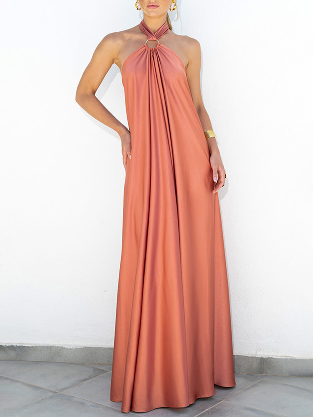 Robe d'été en satin à col halter et coupe évasée