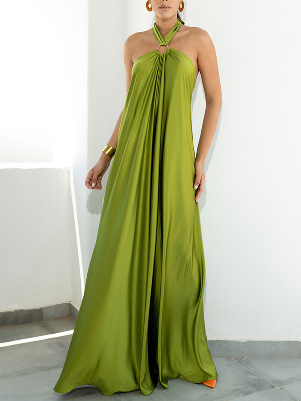 Robe d'été en satin à col halter et coupe évasée