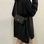 Damen Clutch mit elegantem Klappenverschluss und innovativem Design