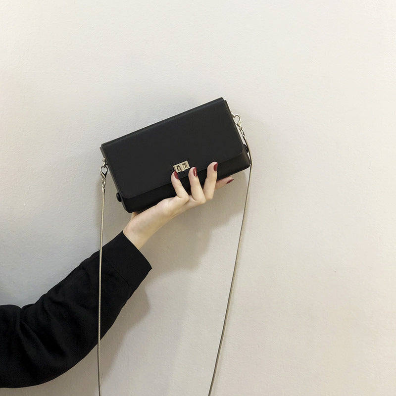 Damen Clutch mit elegantem Klappenverschluss und innovativem Design