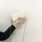 Damen Clutch mit elegantem Klappenverschluss und innovativem Design