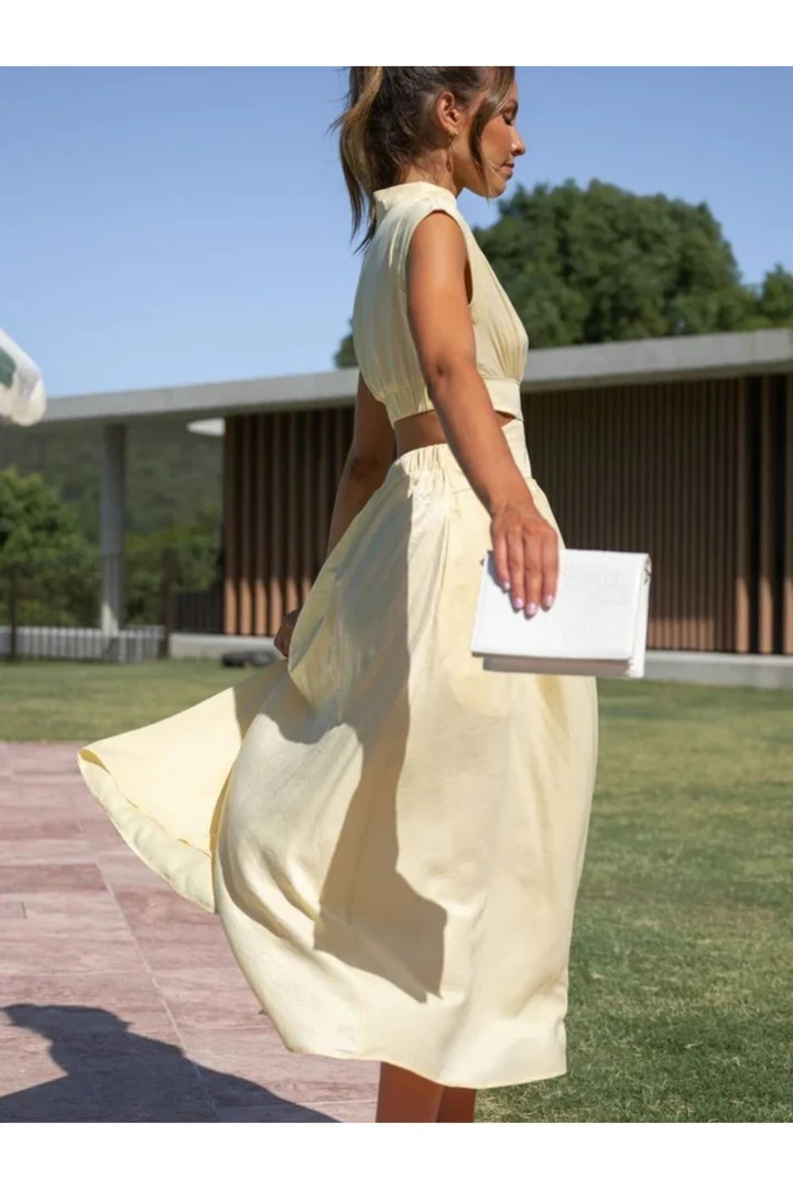 Robe froncée sans manches à col montant et découpe