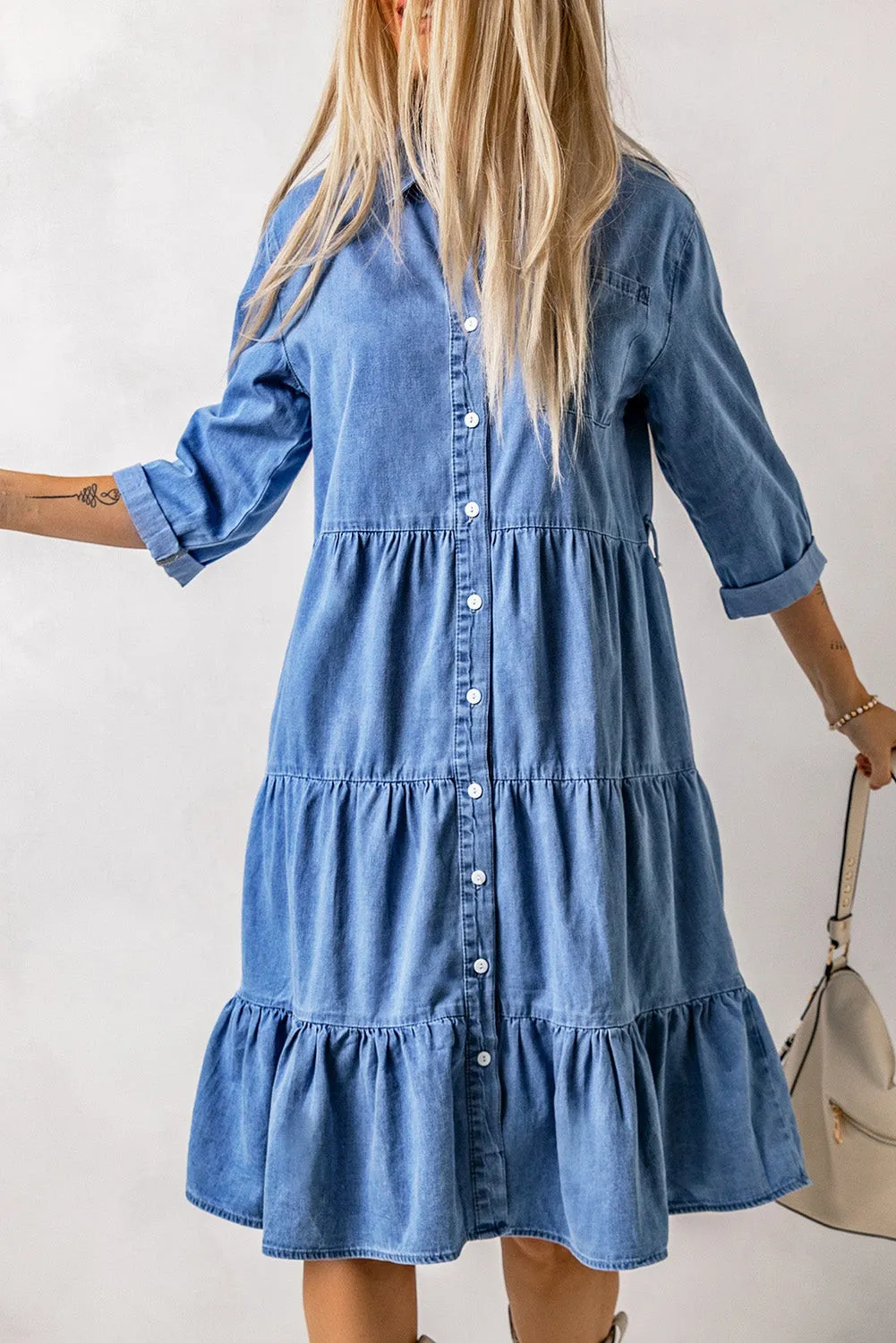 Robe-chemise en denim dégradé avec patte de boutonnage devant et volants