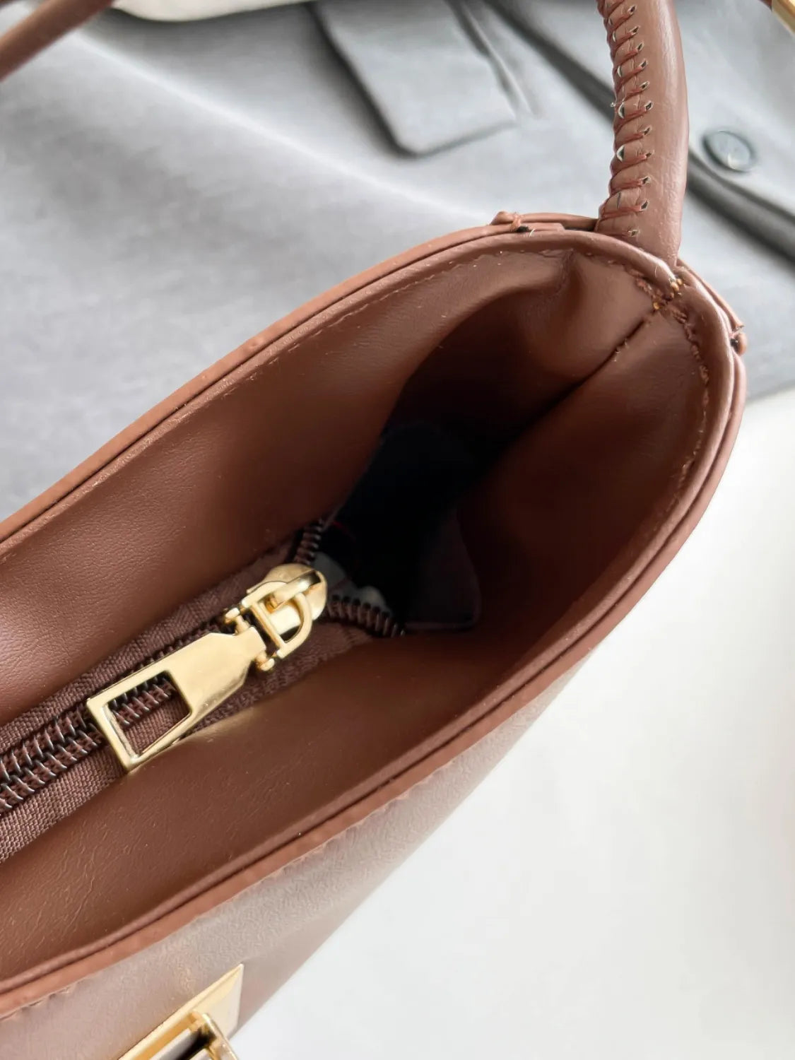 Klassische Schnallen-Schultertasche