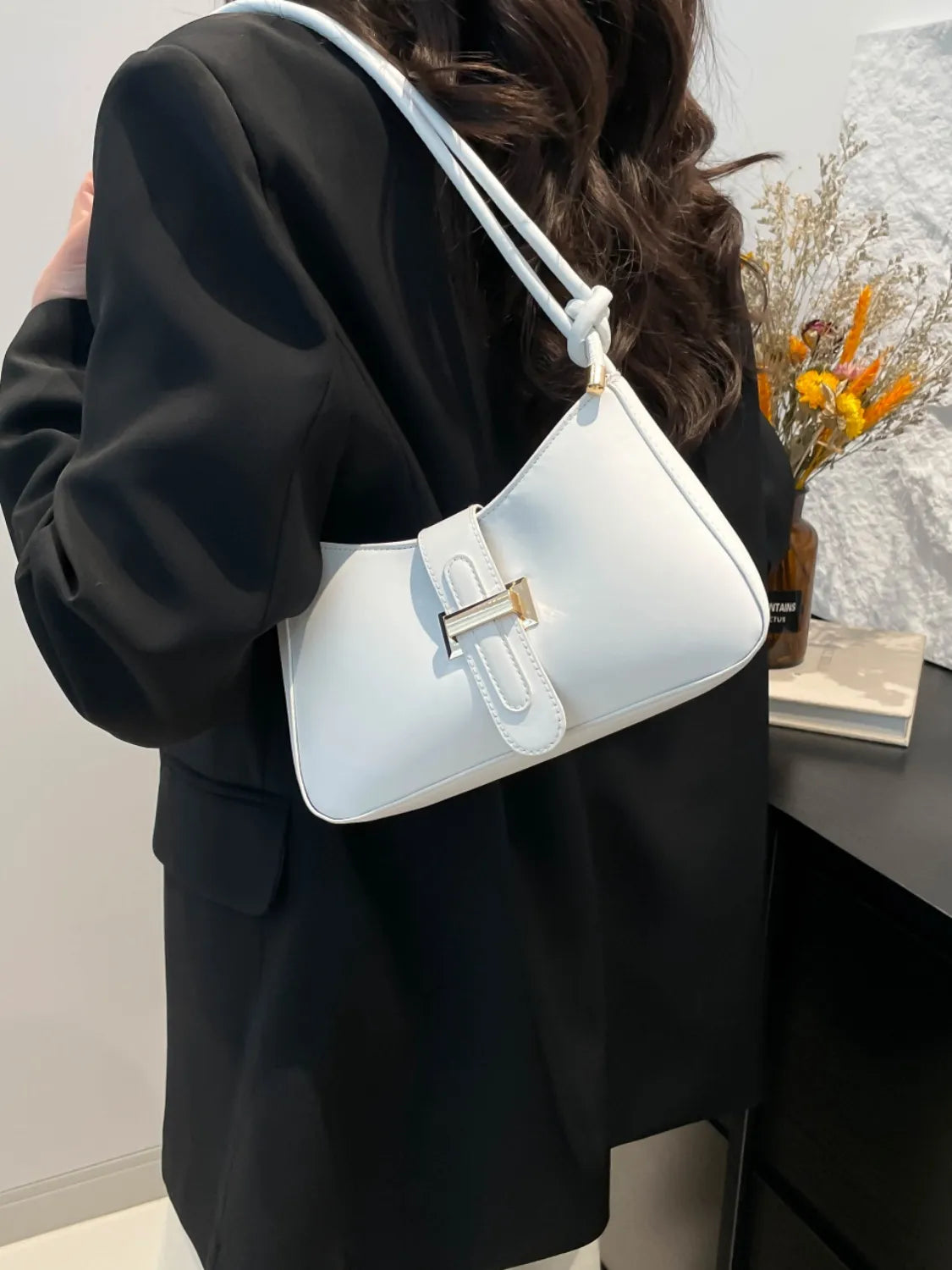 Klassische Schnallen-Schultertasche