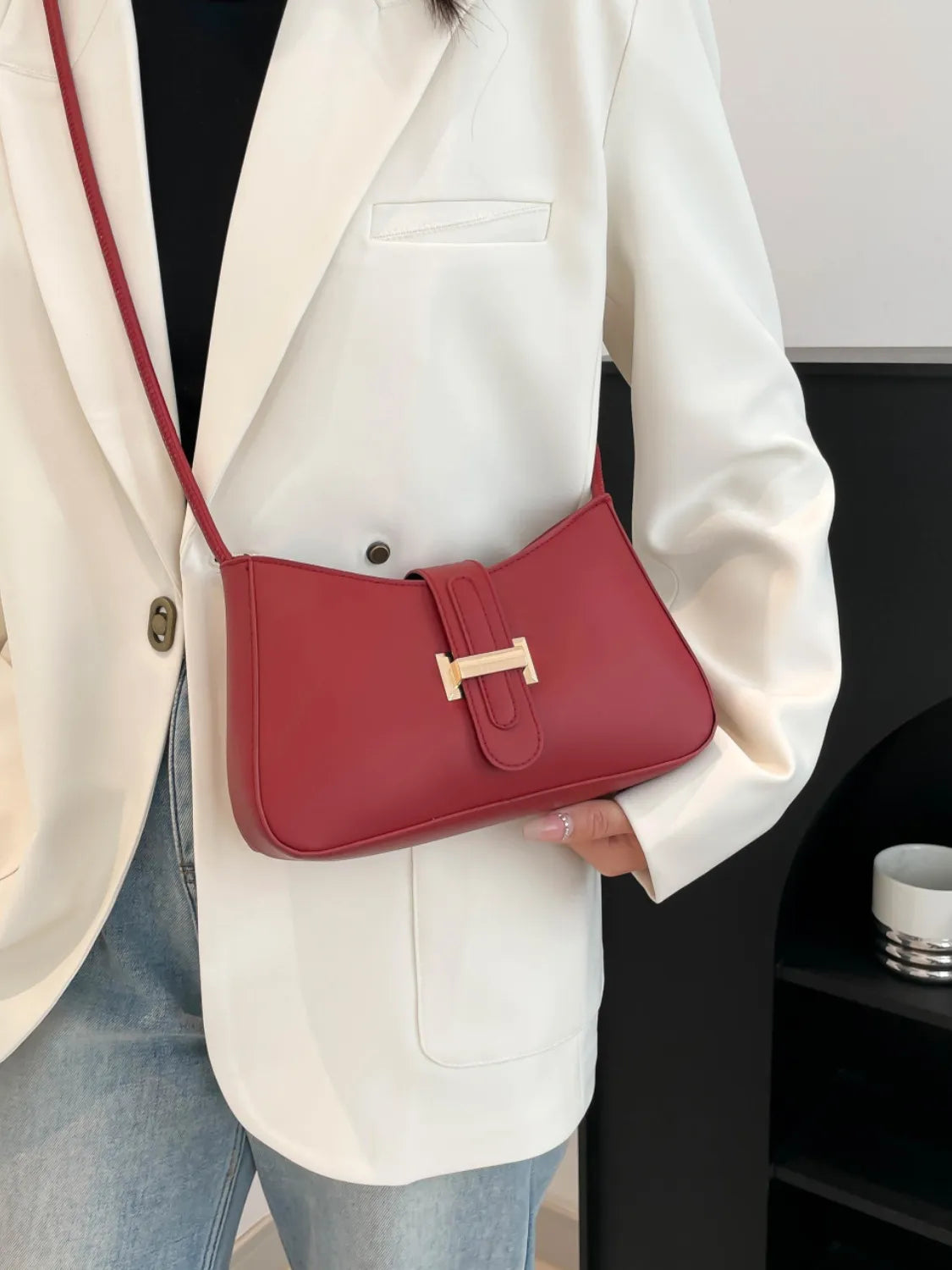 Klassische Schnallen-Schultertasche