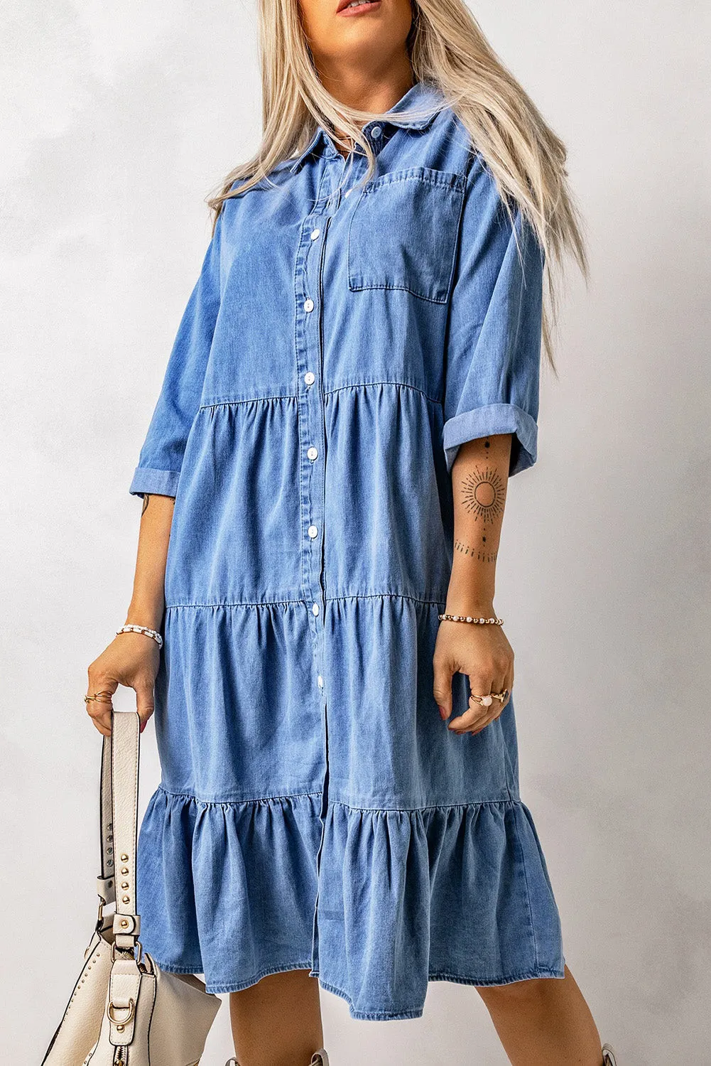 Robe-chemise en denim dégradé avec patte de boutonnage devant et volants