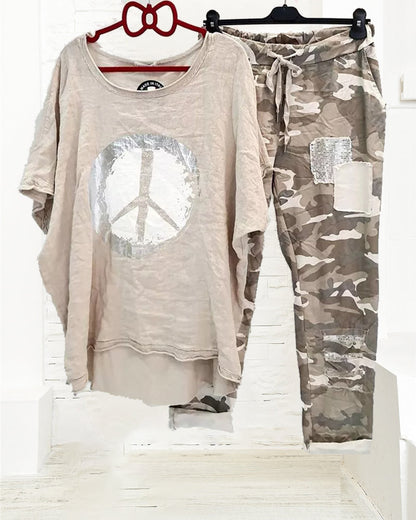 t-shirt et pantalon à imprimé camouflage