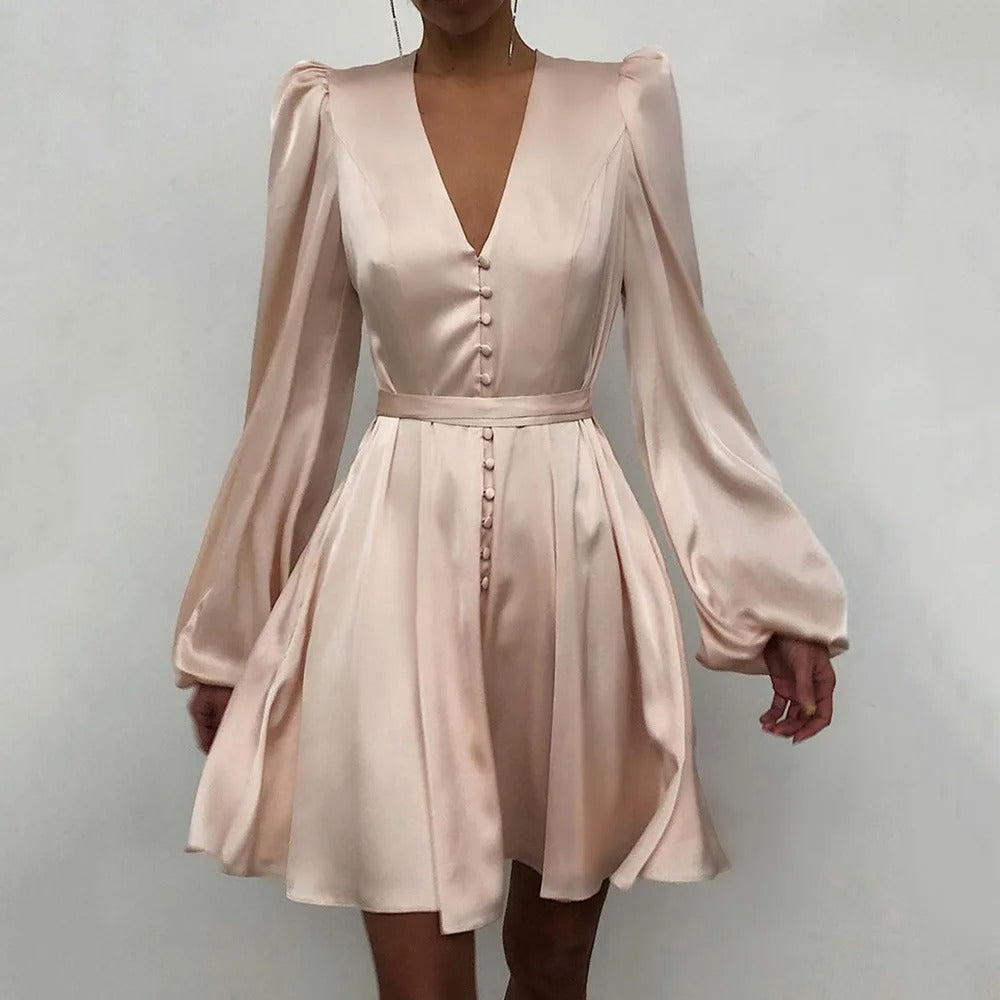 Robe d'été ModeParisienne® avec col en V plissé et manches longues