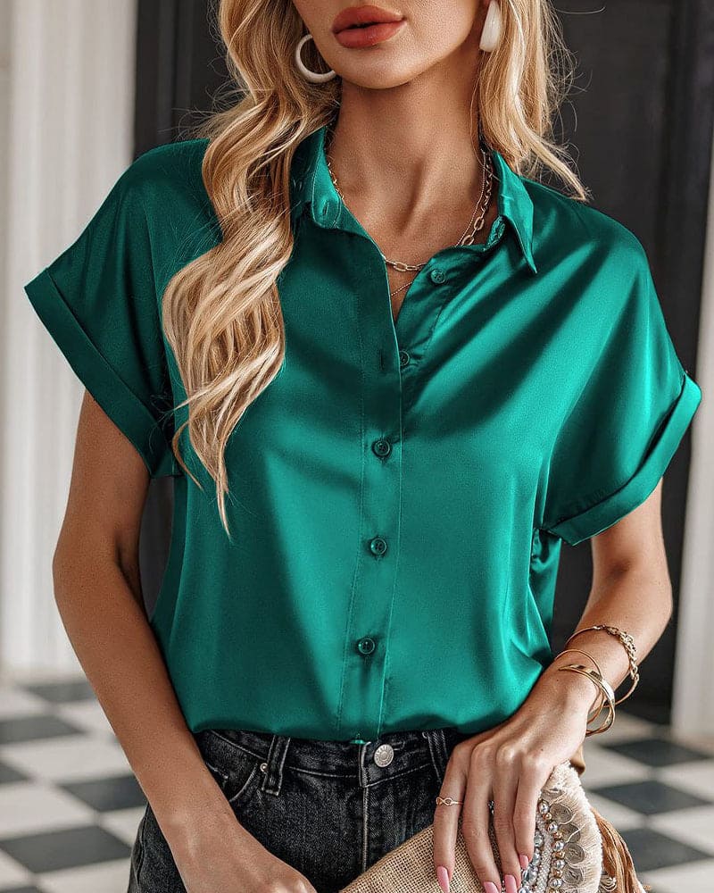 Blouse Cripes à manches courtes et bouton en satin