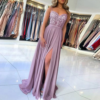 Robe en dentelle à fente haute