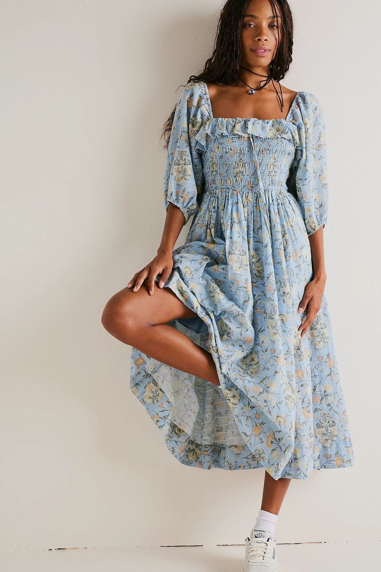 Robe midi imprimée avec haut froncé et volants