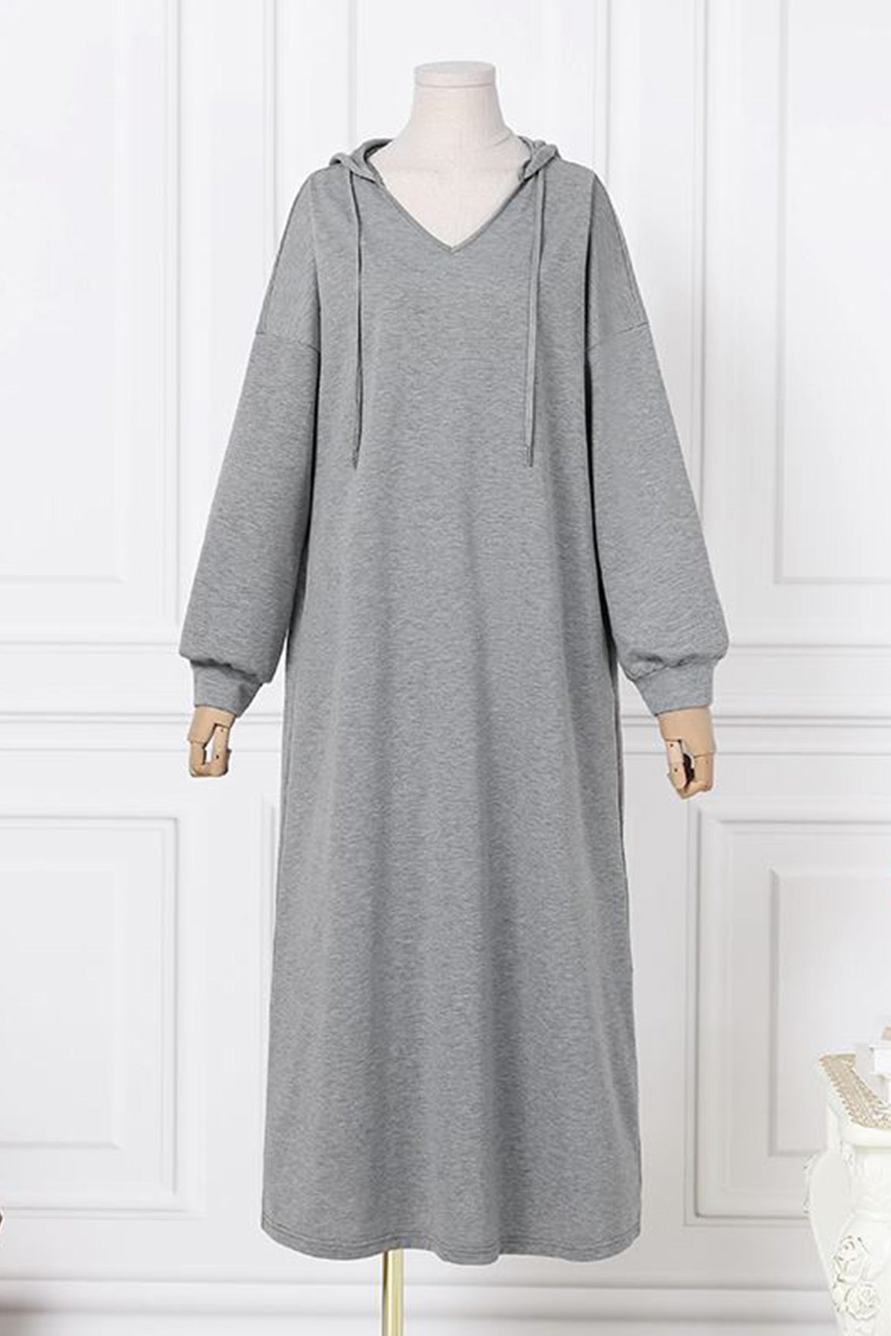 Robe à capuche avec cordon de serrage et col en V