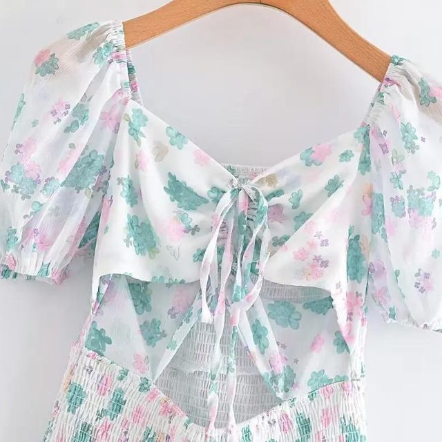 Mini-robe florale à volants et manches bouffantes