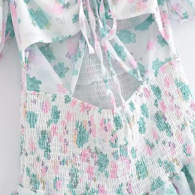 Mini-robe florale à volants et manches bouffantes