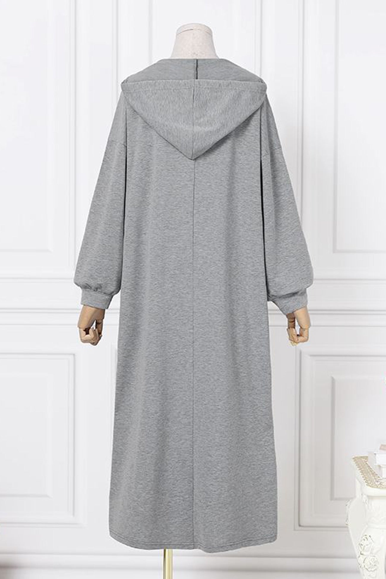 Robe à capuche avec cordon de serrage et col en V