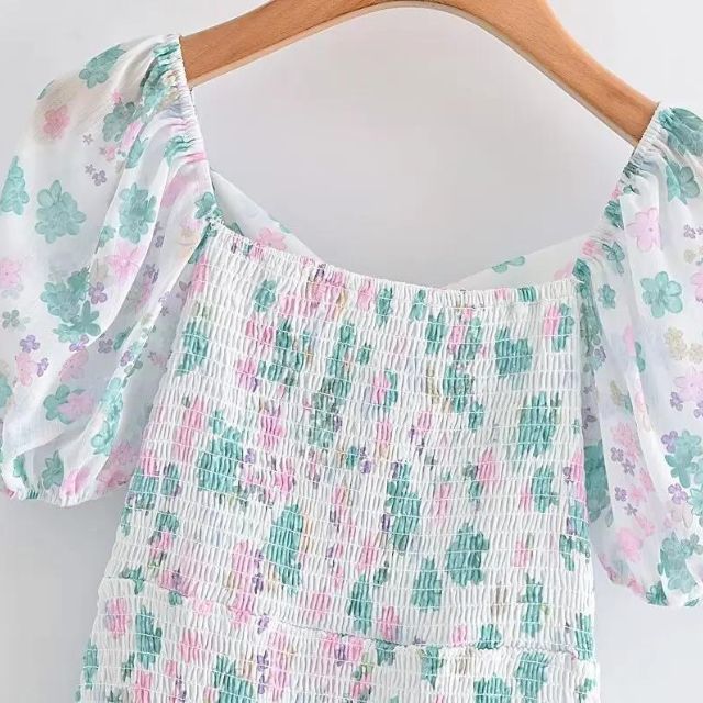 Mini-robe florale à volants et manches bouffantes