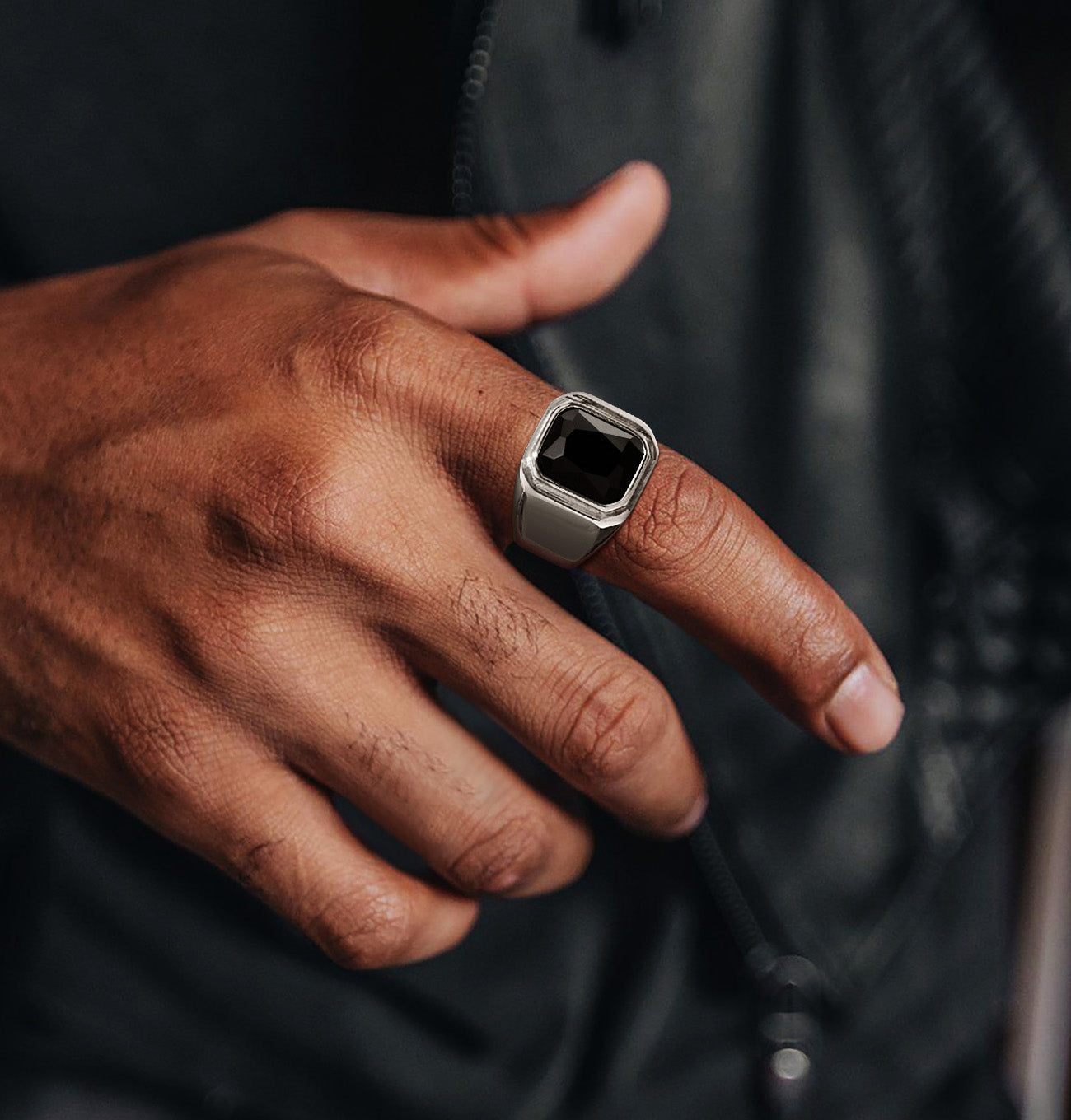 Bague carrée en pierre noire