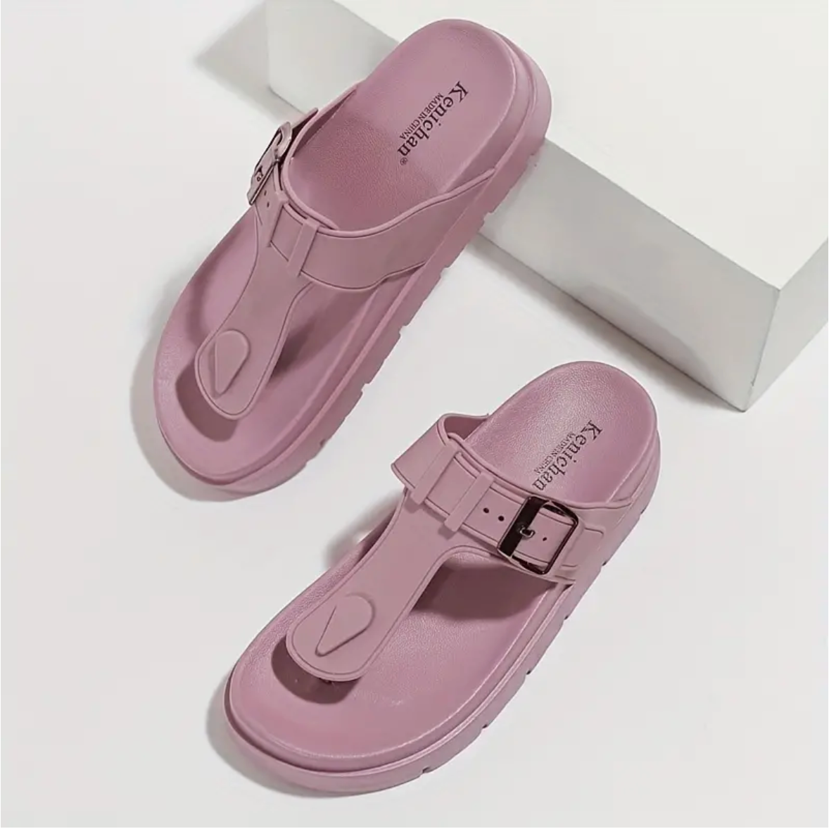 Les tongs confortables de couleur unie