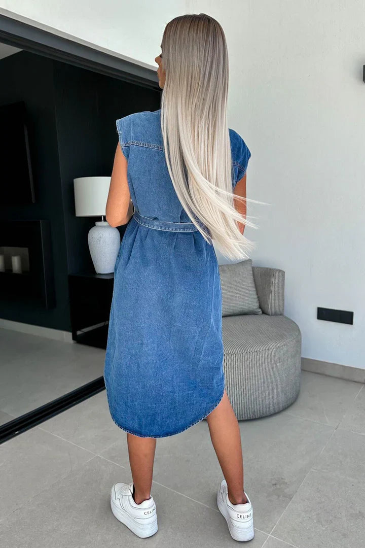 Robe en denim à bretelles à double boutonnage et à manches courtes