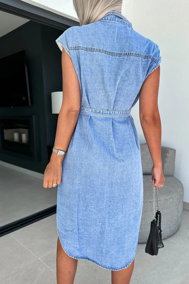 Robe en denim à bretelles à double boutonnage et à manches courtes