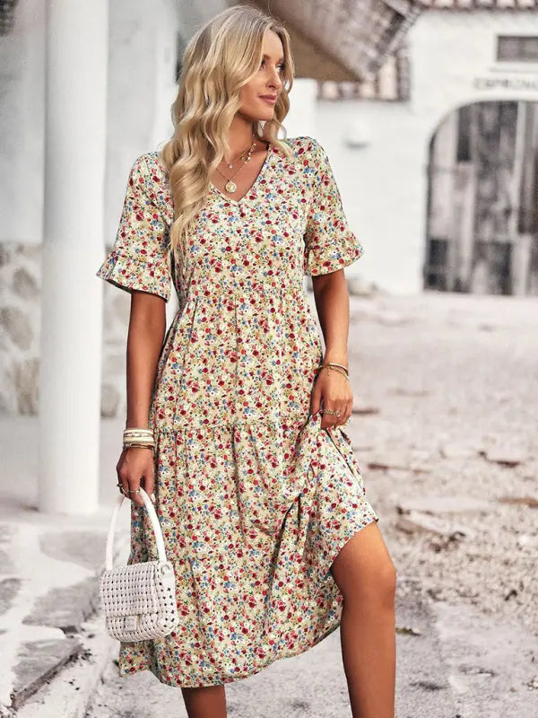 Élégante mini-robe de vacances à manches courtes et col en V