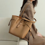 Damentasche aus Leder mit Vintage-Schloss-Schnallen-Detail