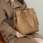 Damentasche aus Leder mit Vintage-Schloss-Schnallen-Detail
