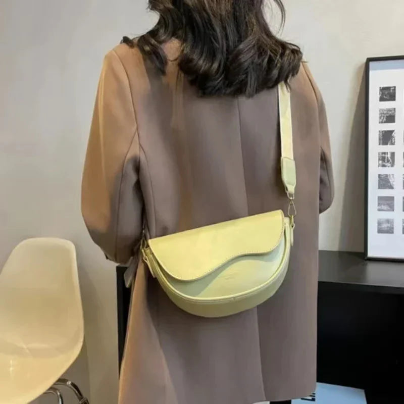 Damen Schultertasche aus PU-Leder mit breitem Tragegurt