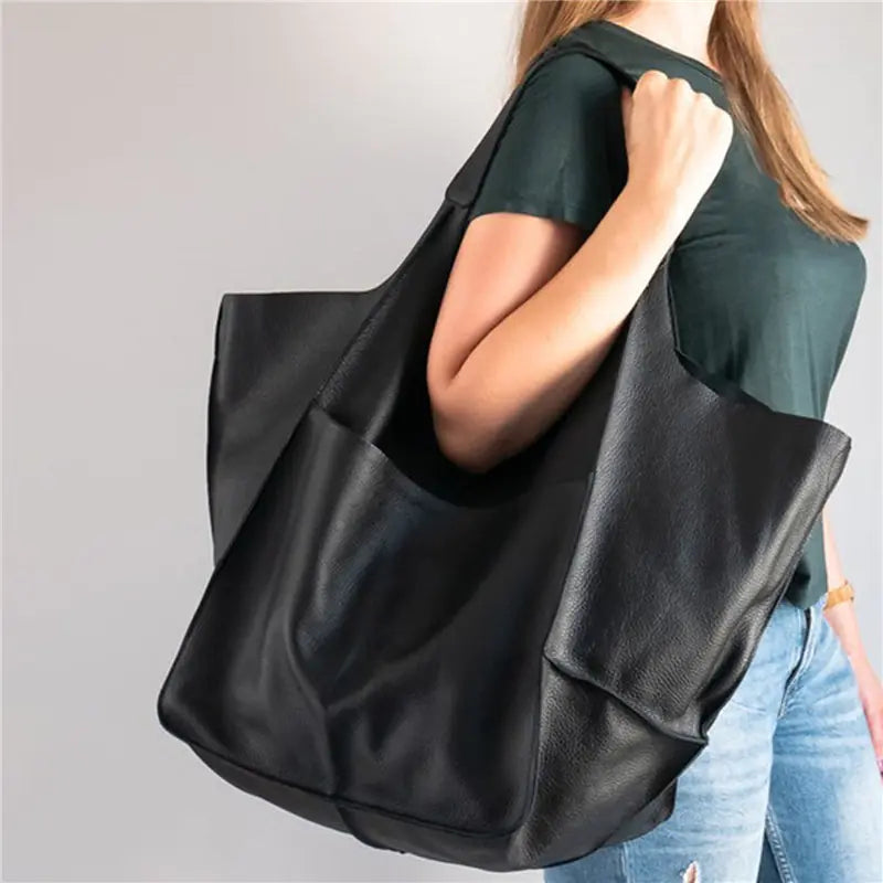 Essential Versatility von Clare - Urban Leder Tote Bag