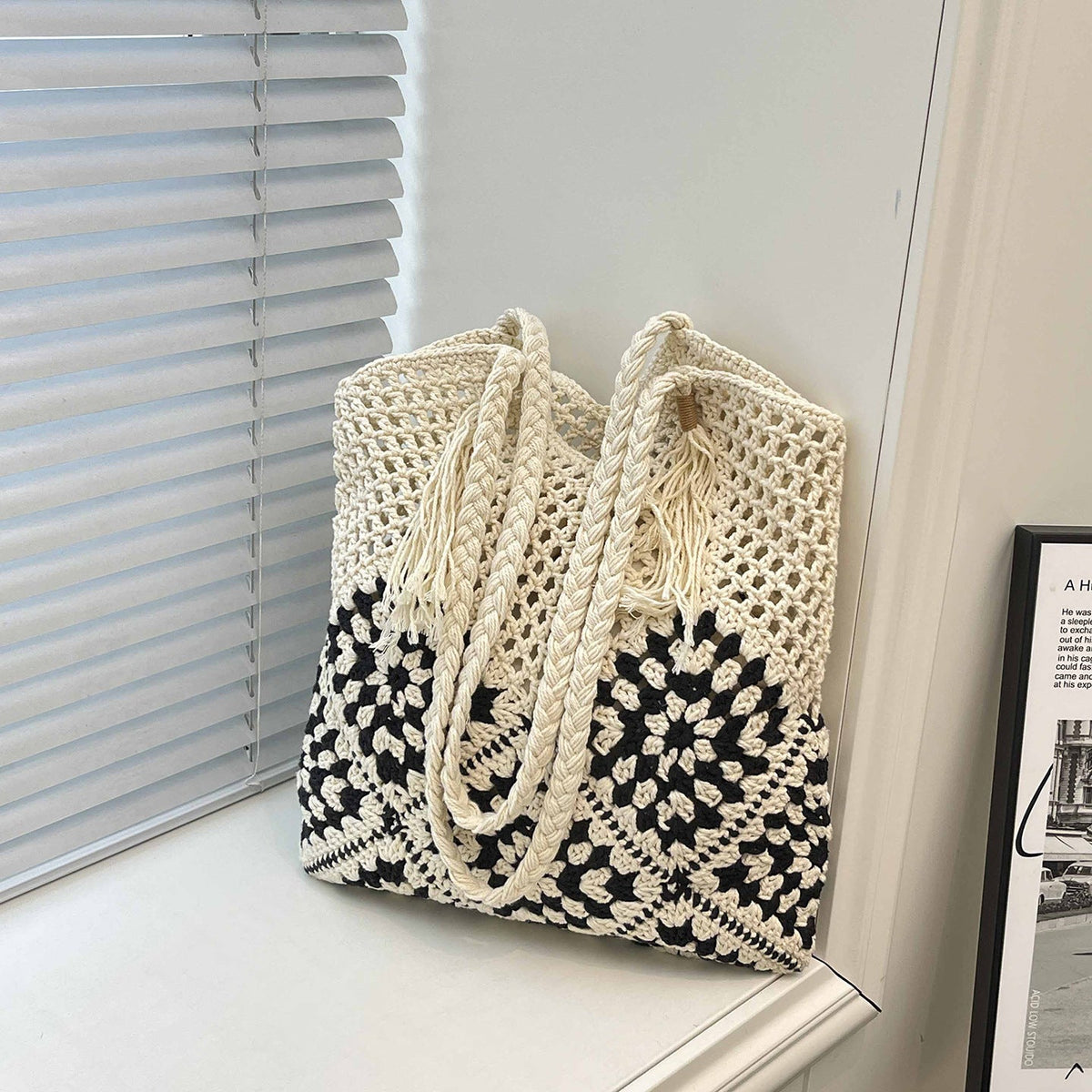 Damen gehäkelte Schultertasche mit verspielten Sonnenblumenapplikationen