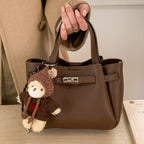 Damen Mini-Handtasche mit süßem Plüsch-Anhänger