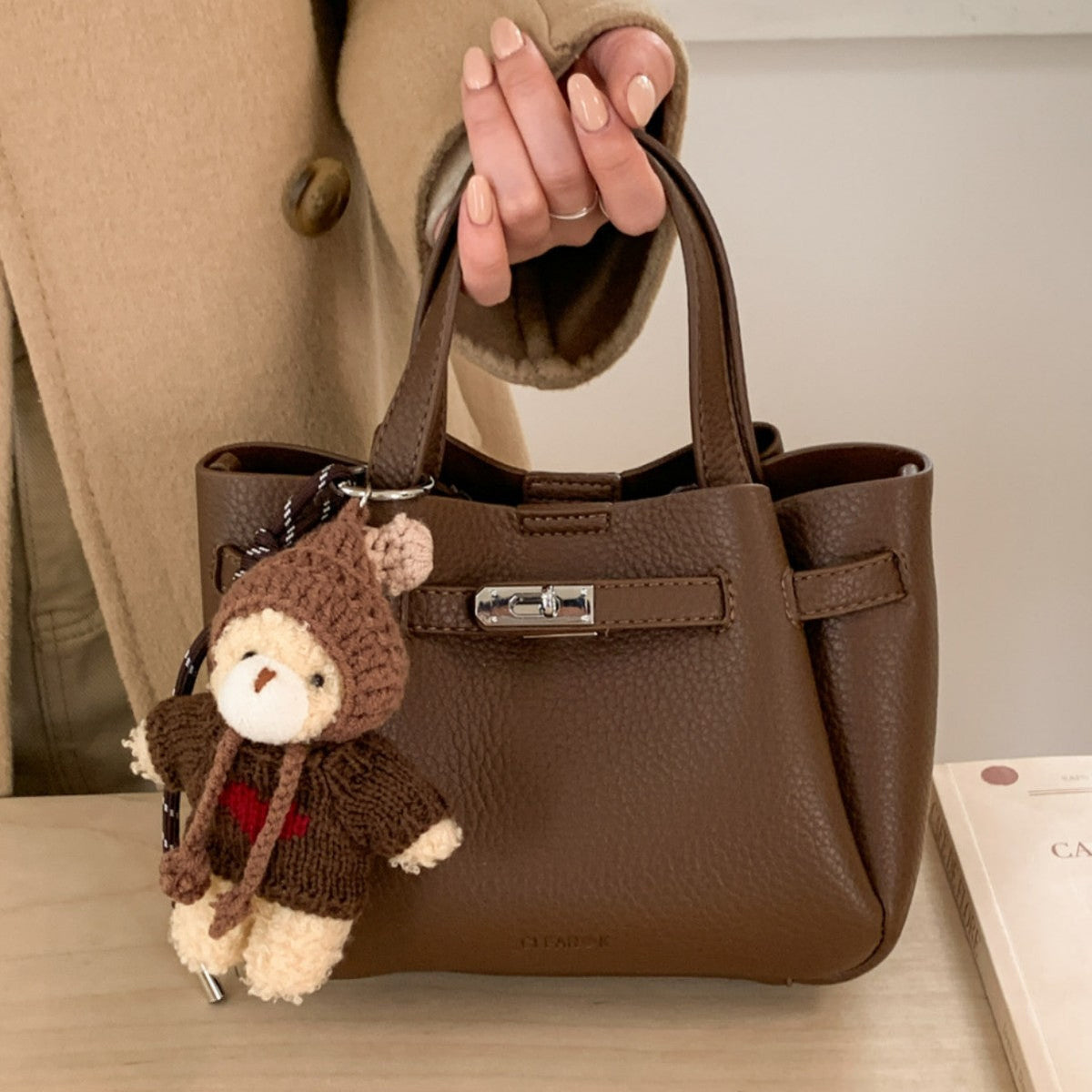 Damen Mini-Handtasche mit süßem Plüsch-Anhänger