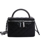 Damen Mini-Handtasche mit goldener Kettenakzent und strukturiertem Design