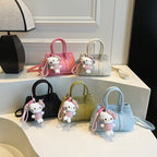 Damen Mini-Handtasche mit verspieltem Plüschanhänger