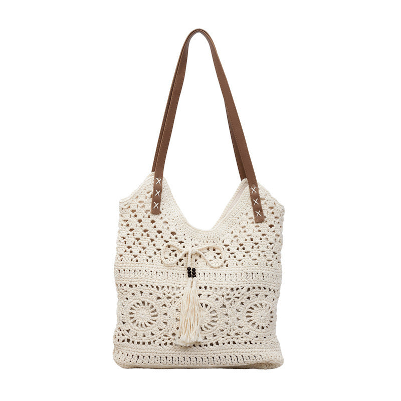 Damen Häkel-Schultertasche mit verspielten Fransen und dekorativen Details