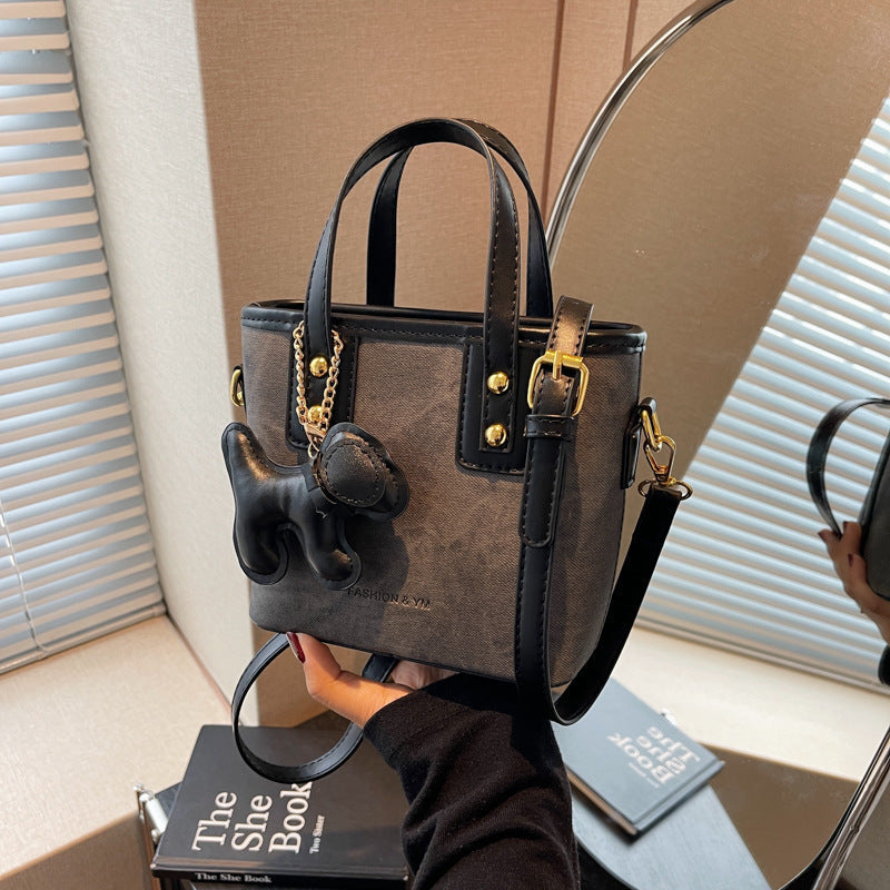 Damen-Mini-Tasche aus hochwertigem Material mit abnehmbarem witzigen Anhänger
