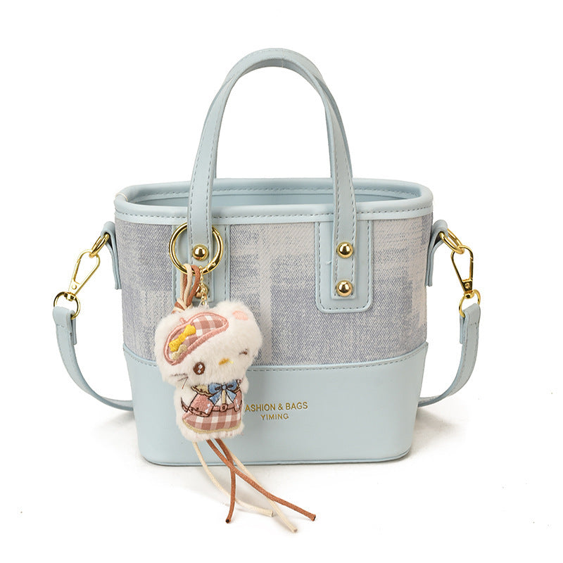 Damen Mini Schultertasche mit süßem Anhänger