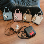 Damen Mini Tasche mit Tieranhänger und modernem Krokodileffekt