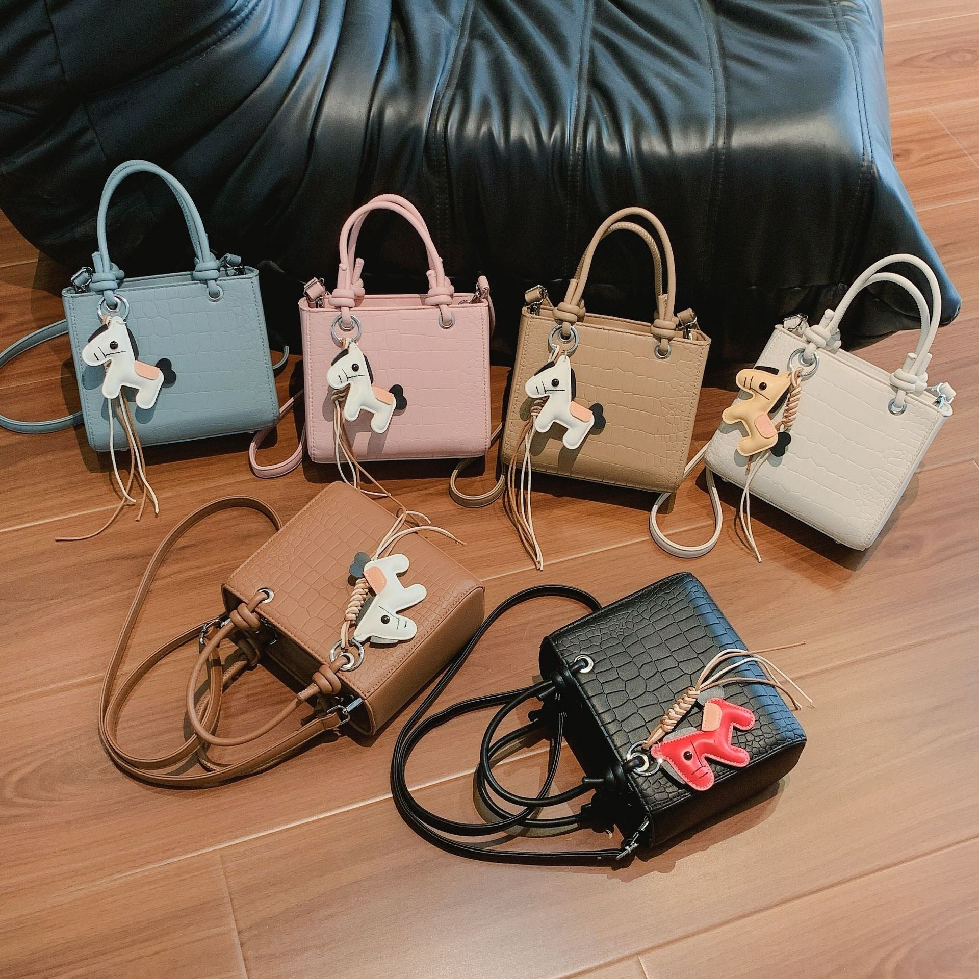 Damen Mini Tasche mit Tieranhänger und modernem Krokodileffekt