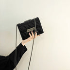 Damen Clutch mit eleganter Steppung und feinem Kettenriemen