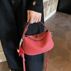 Damenschultertasche mit charmantem Anhänger und elegantem Design