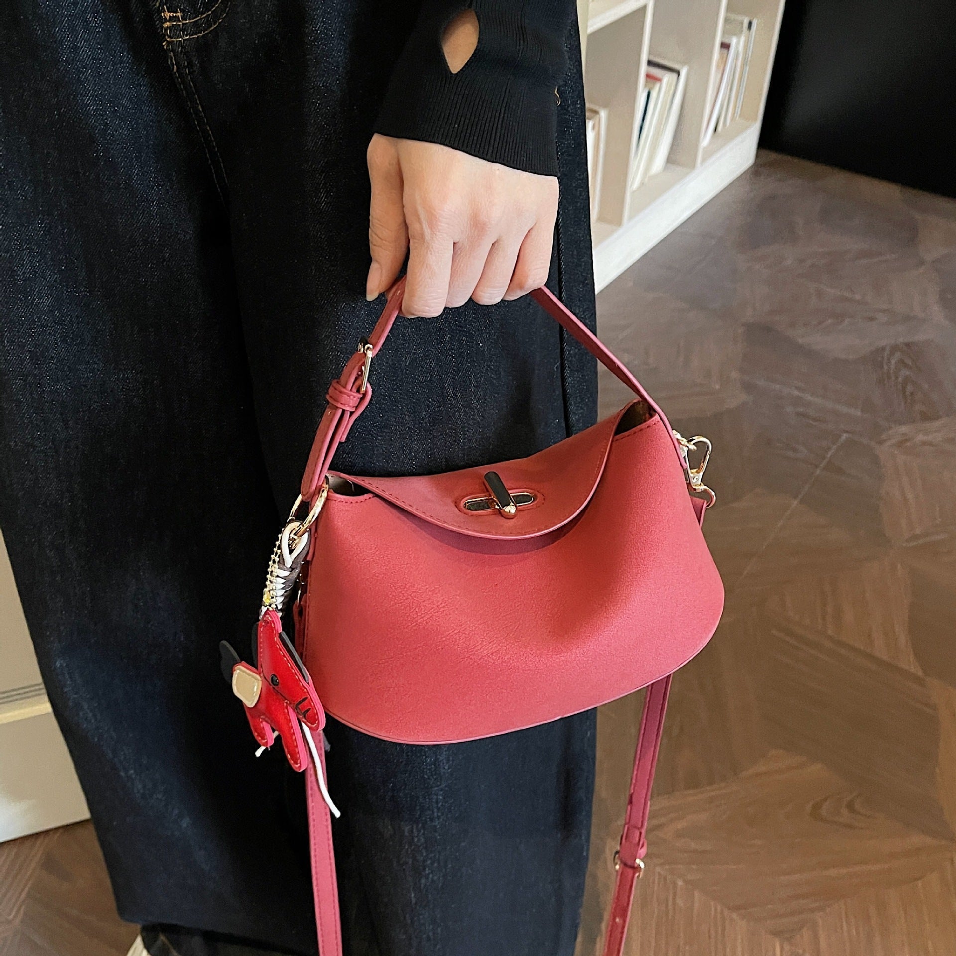 Damenschultertasche mit charmantem Anhänger und elegantem Design