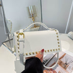Damen Mini-Handtasche mit funkelndem Obermaterial und goldenen Nieten